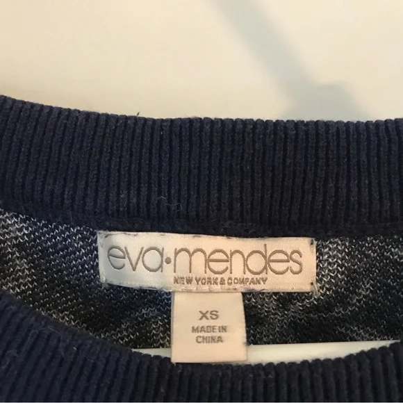 EVA MENDES Floral Navy Blue Pull Over in a Women’s Size XS - Picture 9 of 10